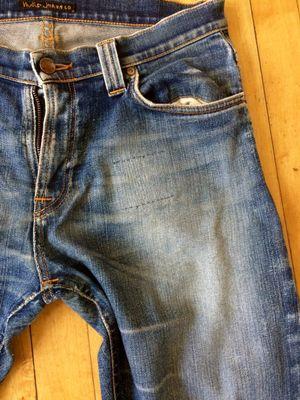 I am disappointed with the quality of Reino's work, and I think this was an amateur jeans repair job. The thread outlines the repaired area.