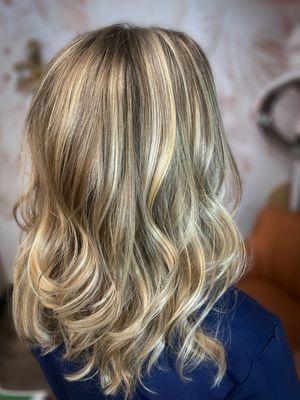 Make your blonde hair "pop" with the added depth and dimension of a foilayage this Spring!