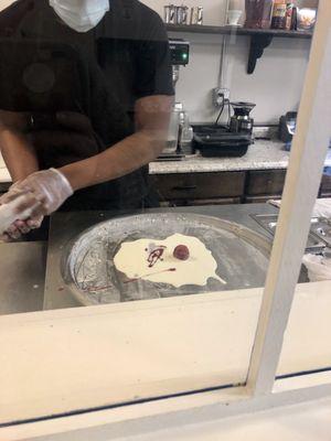 Making the rolled ice cream