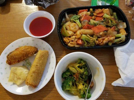 Szechuan Chicken with extra veggies, eggroll, wonton, and wings!