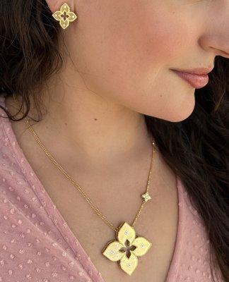 Classic satin finish 18k yellow gold Venetian Flower collection