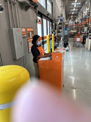 Lazy Home Depot employee ignoring customers while playing on her phone