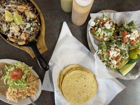 Fajita mixta on the left and sopes on the right