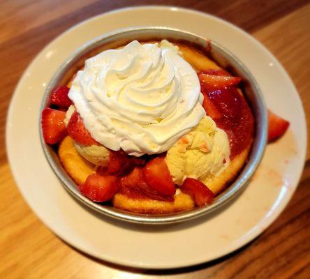 BJ'S Restaurant and Brewhouse Strawberry Shortcake Pizookie