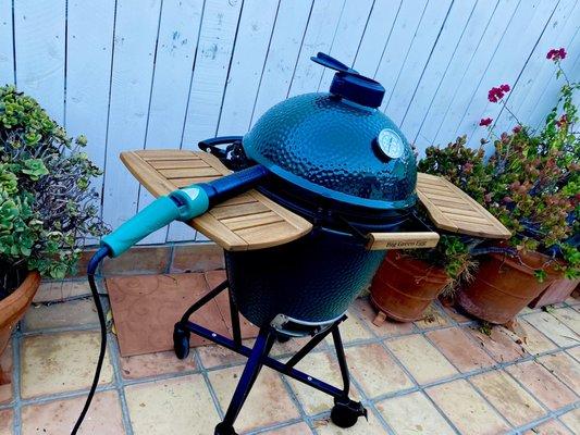 The large BIG GREEN EGG. With upgraded base, side flaps and electric torch. All recommended:))