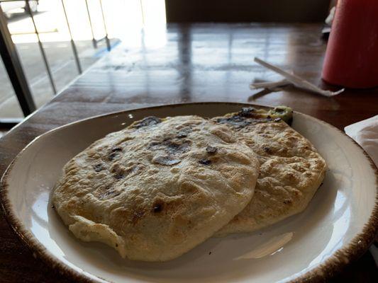 2 pupusas revueltas