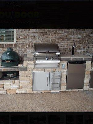 Outdoor kitchen with big green egg insert