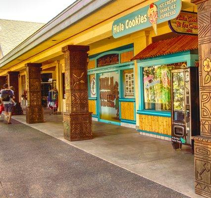 Great pillar carvings lead the way to Hula Cookies and Ice Cream... yum, yum...!