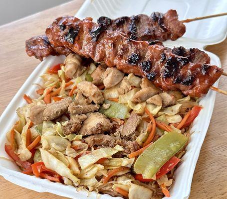 (*‿*)ノ Let's dig in! Excellent BBQ sticks and Chicken Pancit @ Halo-Halong Sangkap, Pinoy Eats  \ (･‿･) #FoodTruckSaturday