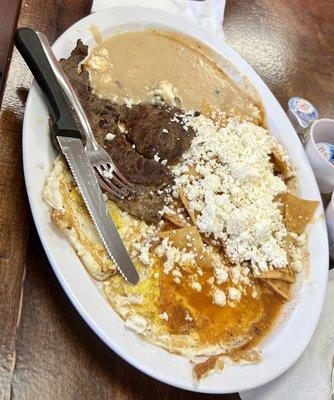 Chilaquilles con carne asada plate