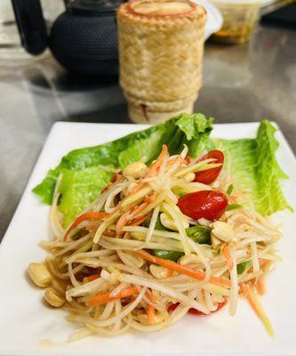 Som tom thai(papaya salad)