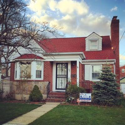 New Red Shingle roof in Baldwin - Royal Renovators Inc.