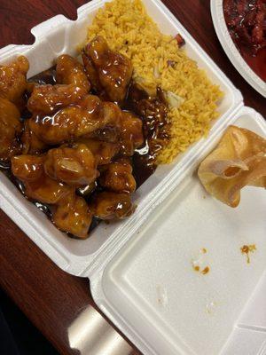 4. General Tso's Chicken Lunch with crab Rangoon