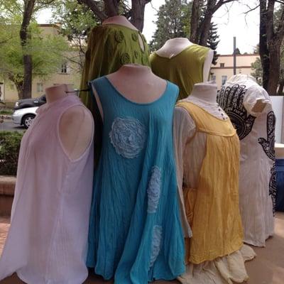 Store mannequins outside the courtyard