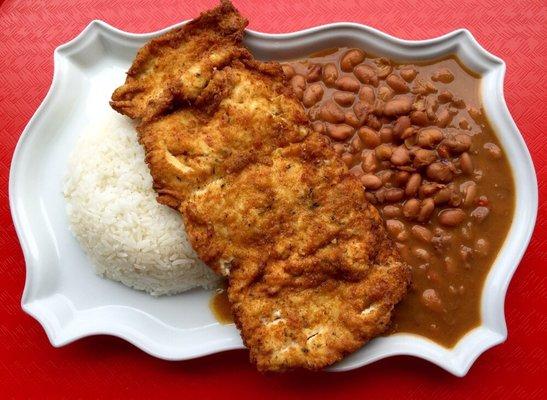 Arroz con menestra y pollo apanado. White rice with beans and breaded chicken