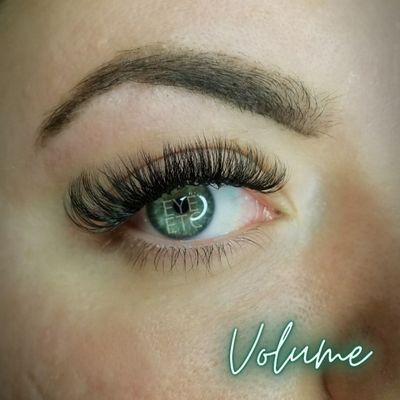 Cat eye-styled volume lashes. Using all fans to create a voluminous set!