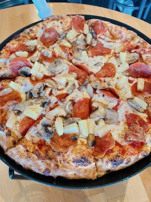 Medium pizza with pepperoni, mushroom, and pineapple