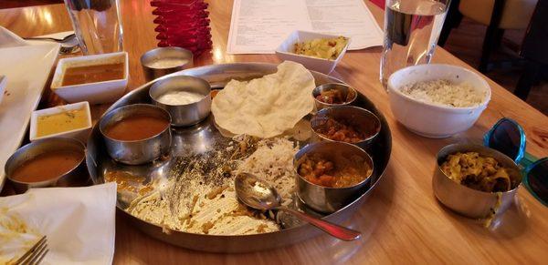 The food and service was fantastic! Great vegetarian thaali and paper dosa! Highly recommended