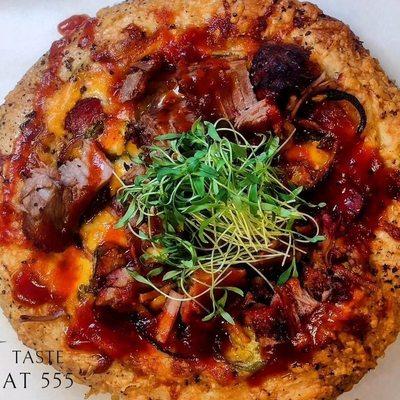 Flatbread brisket pizza