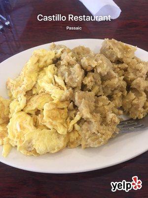 mangu con huevos revueltos (plantains mash w/scrambled eggs)