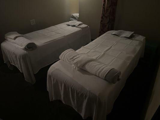 Very clean and peaceful couples massage.