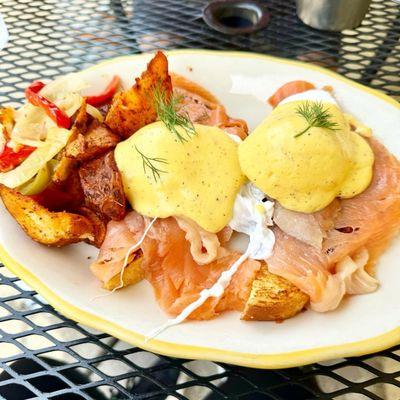 Salmon lox benedict