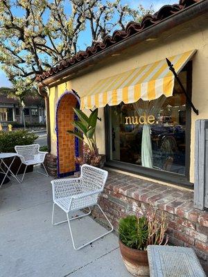 I love this little salon.... I would totally get my hair done here !