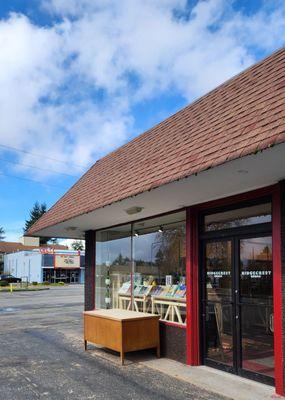 Shoreline will soon have an indie bookstore by 5th & 165th. Near Crest movie theater, Cafe Aroma, Drumlin & 7-11. (3/2/24)