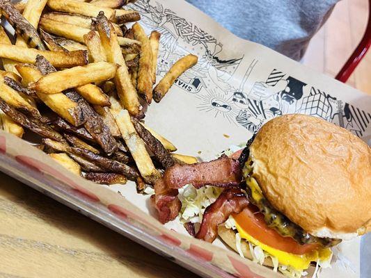 Bacon cheeseburger with tomato, lettuce (no mushrooms)