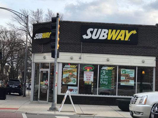 THE BEST SUBWAY IN FOREST PARK AREA...WITH ITS OWN PARKING LOT IN THE BACK.