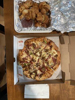 Small 10-inch Chicago pizza and garlic knots with marinara sauce