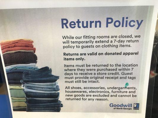 Return policy posted during our 11/27/2022 visit.