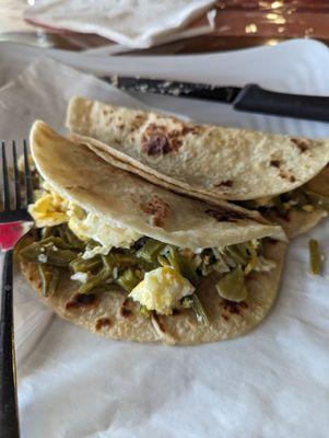 Nopales y huevos tacos