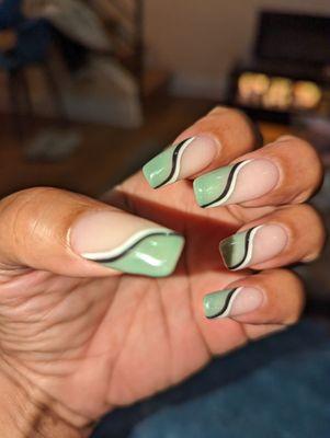 Love this dipped, modified French tip design!