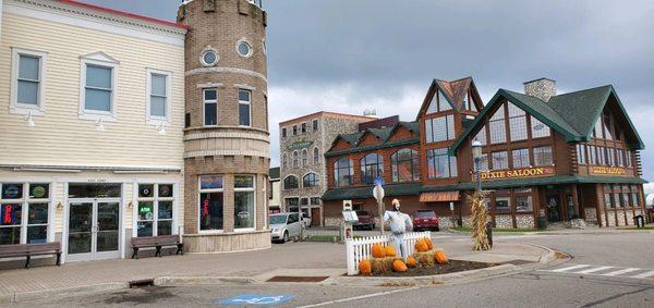 View from parking lot of the store "Windjammer" on left. There are nice Park Benches to sit and rest on.