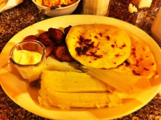 Combo: pupusas, tamal de elote, y platanos fritos