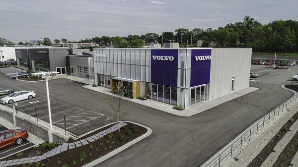 Fields Volvo Cars Waukesha Exterior (Day)