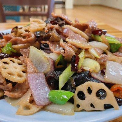 Stir-fried pork in farm style with lotus,black fungus, and sweet pepper