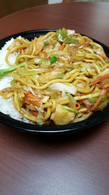 Lunch special Shrimp Lo Mein. You get a choice of white or fried rice, even with a noodle dish.