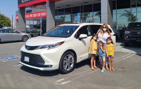 Congratulations to Jennifer Rodriguez and Family on their New 2021 Toyota Sienna Hybrid.