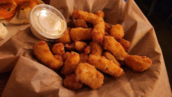 Cheese curds with the garlic dip