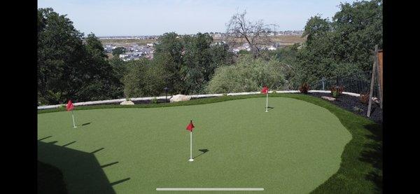 Synthetic turf putting green with fringe