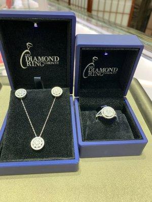 Excellent Diamond Set white gold natural Diamonds