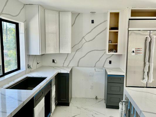 Kitchen cabinets, counter tops, tiles. Counter top fabricated by our team. 

Design by Amee