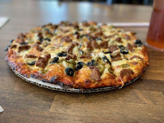 Isn't that a nice looking pie? A 10" sausage and olive pizza. Delicious!