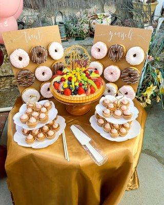 Donut wall at the back: white, pink and chocolate glaze