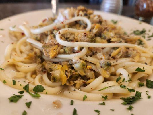 Linguine with white clam sauce