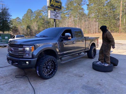 24x12 and 35s on the f250 look cleannnn