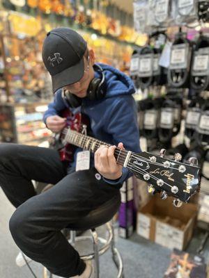 What a great day we spent at Huber Breese. Over 2 hours testing electric guitars until he finally found his new love!