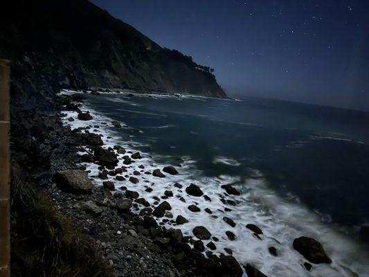 Eselen Hot Springs neat Big Sur is perched on the cliff overlooking pounding ocean waves and wonderful seabreeze.